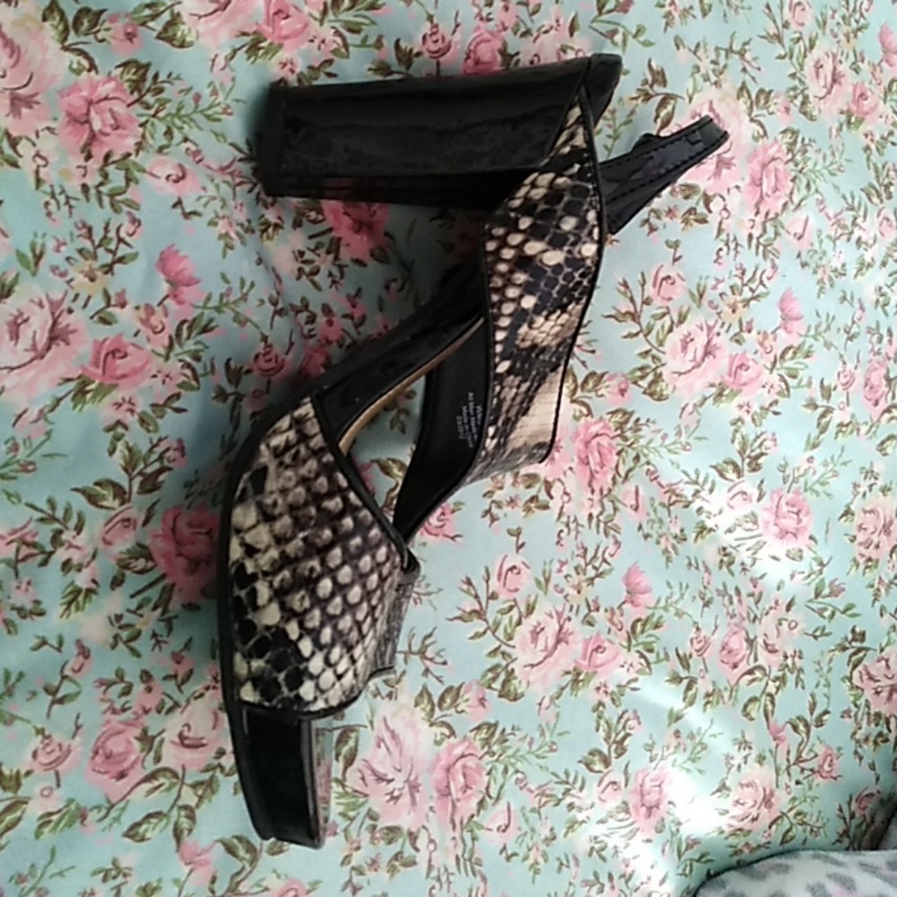 Kenneth Cole faux snakeskin heel